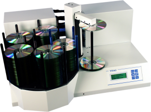 Kuva TEAC ALR8500D CD/DVD/BD- kopiointirobotti, jossa on 8 asemaa.
